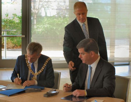 Lord Mayor O Muilleoir signs the Sister Cities Agreement